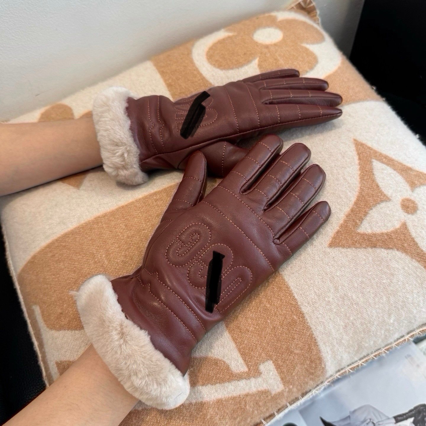 Faux-Fur Trim Winter Gloves π€ - Image 4