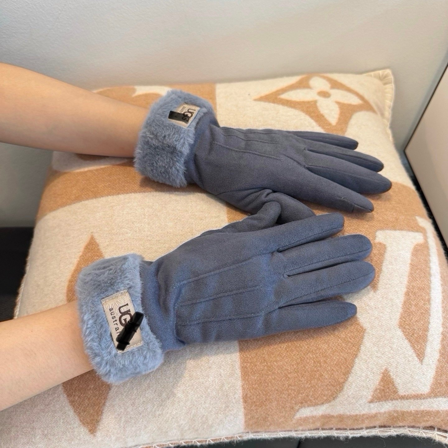 Faux-Fur Trim Winter Gloves π€ - Image 3